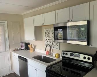 Charming 2-bedroom house with Country setting minutes from Jackson Square - Jackson - Kitchen