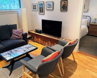 Charming 1-bedroom apartment with AC in vibrant Cambridge - Cambridge - Living room