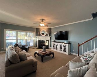 'Our favorite house on Lake Murray' with private dock in quiet cove, sleeps 8.. - Batesburg-Leesville - Living room