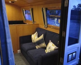 Houseboat Hotels - Sheffield - Living room