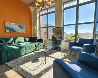 Family Friendly 2BR South Loop Suite with Optional Parking and Gym Access Sleeps up to 8 Near McCormick Place and Soldier Field - Chicago - Sala