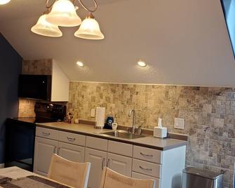 Luxury river front two-bedroom carriage house with private deck and hot tub. - Rapids City - Cuisine