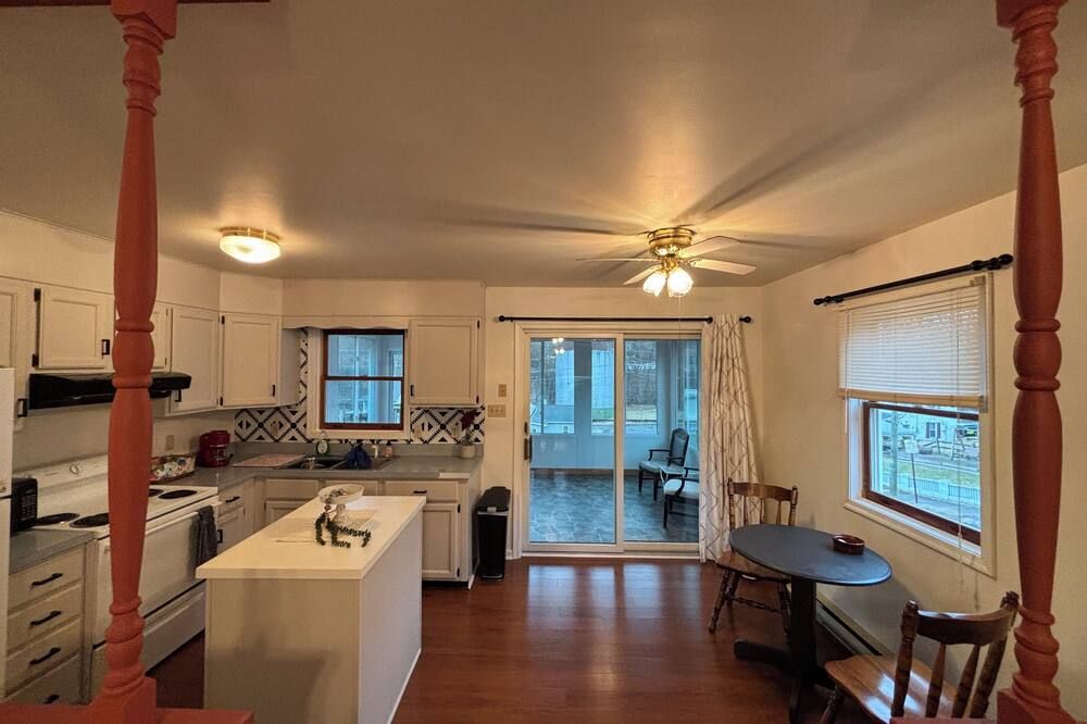 Charming, pet-friendly 2-bedroom house with WiFi, AC in delightful Lewistown - Lewistown - Cocina
