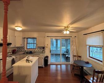 Charming, pet-friendly 2-bedroom house with WiFi, AC in delightful Lewistown - Lewistown - Cocina