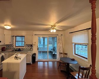 Charming, pet-friendly 2-bedroom house with WiFi, AC in delightful Lewistown - Lewistown - Cocina
