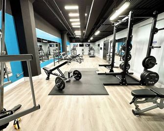 Group-Friendly 5BR Suite Sleeps 12 with Billiards, Optional Parking and Gym Access Near McCormick Place and Soldier Field - Chicago - Gym