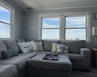 LBI Paradise Bayfront! Bayview park and Ocean beach ! 2 blocks away! - Long Beach - Sala de estar
