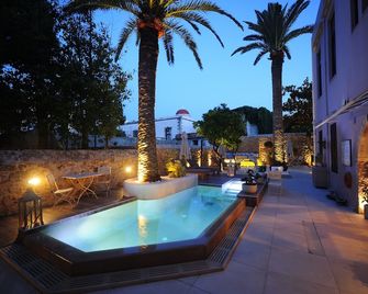 فندق بيبي بوتيك - للبالغين فقط - رثيمنو - حوض السباحة