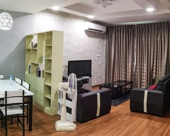 24hr Security Guarded Comfy Home in Sandakan - Sandakan - Living room