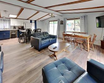 3 Bedroom 2 Bath Home in Island Club -Sleeps 8 - Parking & Pool Access - IC63 - Put-in-Bay - Wohnzimmer