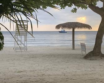 2-bedroom Apt - Enjoy 7 miles of White Sand Beach! 2 Apts by RedAwning - Negril - Strand