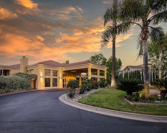 Best Western Plus Dixon Davis - Dixon - Gebouw