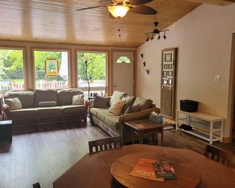 There's no place like the cottage! Beautiful cozy cottage, minutes from beach - Kincardine - Living room