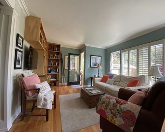 Beautiful Canyon Cottage On A Huge Private Lot - San Diego - Sala de estar