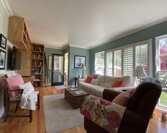 Beautiful Canyon Cottage On A Huge Private Lot - סן דייגו - סלון