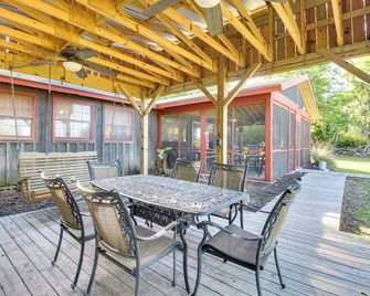 Waterfront Baisden's Bluff Home w/ Dock & Views! - Townsend - Patio