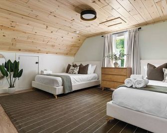 Modern Riverfront Chalet w/ Firepit & Hot Tub - Evart - Bedroom