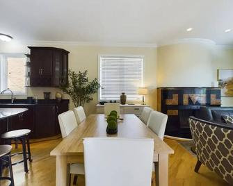 Cozy Billards Home w/ Spa Tub - Chicago - Dining room