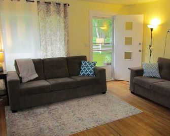 Cozy and Fresh Cottage, walk to the beach in minutes! - South Bruce Peninsula - Living room