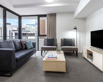 Oaks Brisbane Aurora Suites - Brisbane - Living room