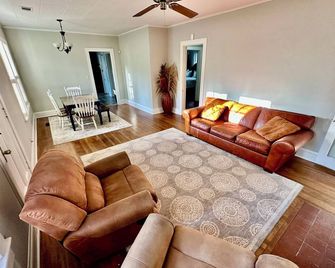 Game room! 2 Bedroom Home With Washer and Dryer - Tifton - Вітальня