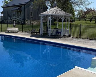 Estate farm property with incredible views of Georgian. Close to Blue Mountain - Duntroon - Pool