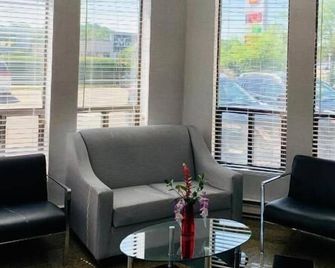 Super 5 Inn - Mississauga - Living room