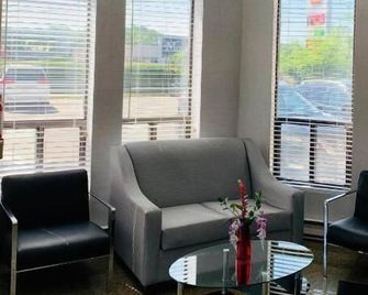 Super 5 Inn - Mississauga - Wohnzimmer