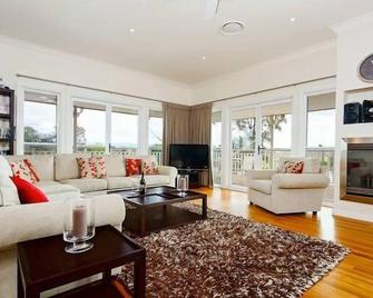 Cornwallis House - Windsor - Living room