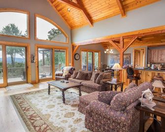 Ridgeline Cabin - Elk Park - Living room