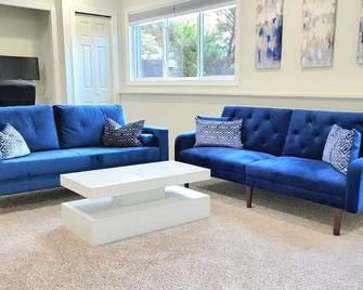 Bright modern space close to all the action! - Eagan - Living room