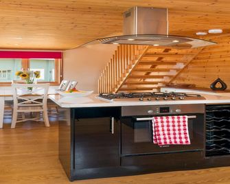 Lodge in Caldecott Hall with Private Hot Tub - Great Yarmouth - Kitchen