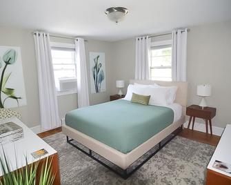 Midcentury Modern 2 Bedroom Village Oasis - Yarmouth - Bedroom