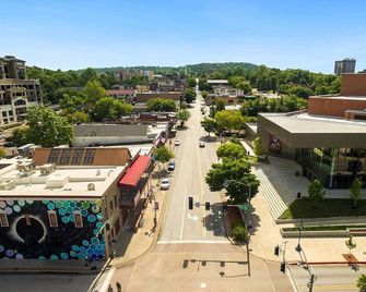 The East View - Downtown - Steps to Dickson - Fayetteville - Outdoors view