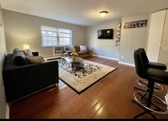 Newly listed 1Bedroom Apartment close to train! - Stamford - Living room