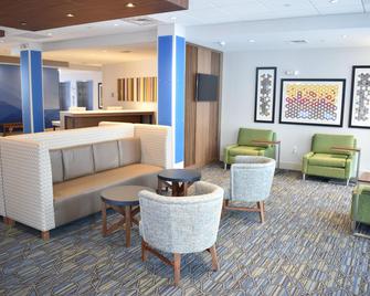 Holiday Inn Express & Suites Boston South - Randolph - Randolph - Lobby