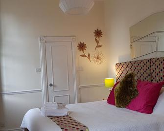 The Edward Hotel - Gloucester - Bedroom