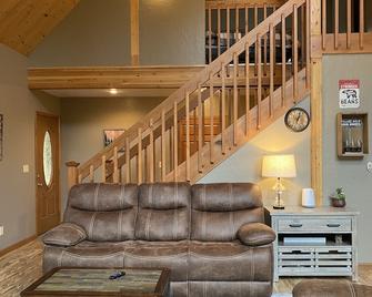 Mountain Mama - Cozy Cabin Close to Glacier Park - Martin City - Living room