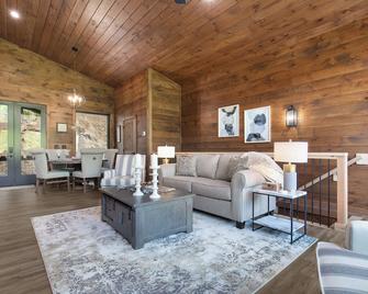 Hillside Retreat - Sevierville - Living room