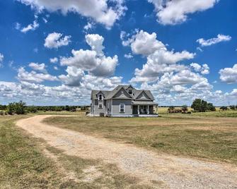 Decatur Farmhouse Getaway with Deck and Backyard - Decatur - Building