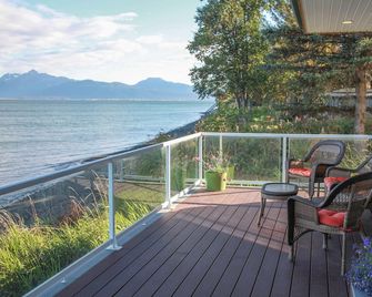 Seafarer's Beach House Beach Front Property, Amazing Views! - Homer - Balkon