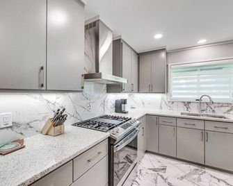 1 Mi to SAU: Newly Renovated Home w/ Yard! - Magnolia - Keuken