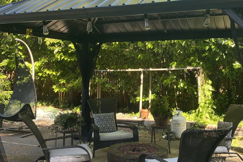 Romantic Cottage with a covered Gas Fire Pit, 10 min walk to Sargeant Bay Beach - 하프문베이 - 파티오