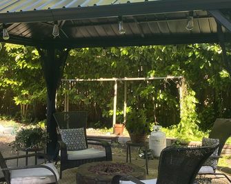 Romantic Cottage with a covered Gas Fire Pit, 10 min walk to Sargeant Bay Beach - 하프문베이 - 파티오