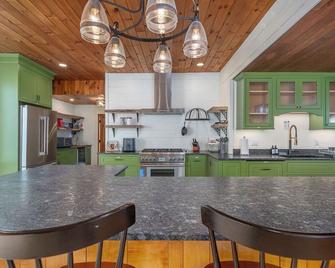 1840 Meredith Farmhouse w Outdoor Pool & Sauna - Meredith - Kitchen