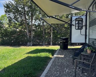 2-bedroom mobile home in superb Corsicana with AC - Corsicana - Patio