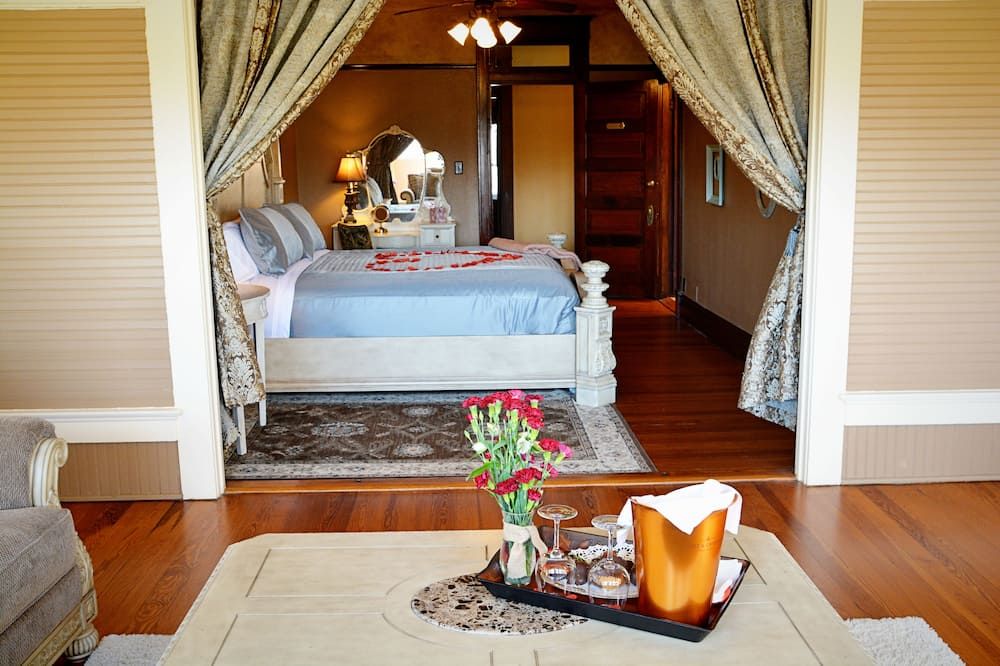 Iron Horse Inn - Granbury