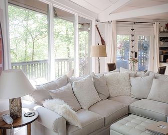 The Bees Knees Of Big Canoe! North Ga Mountain Cabin - Jasper - Living room