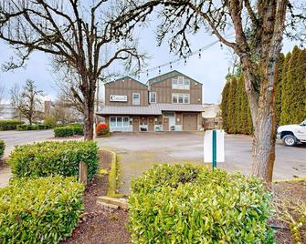 Lovely condo near downtown activities w/central AC, WiFi, & private washer/dryer - McMinnville - Building