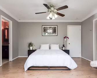 Peaceful Farm with Birds, Bees & Butterflies - Jupiter - Bedroom